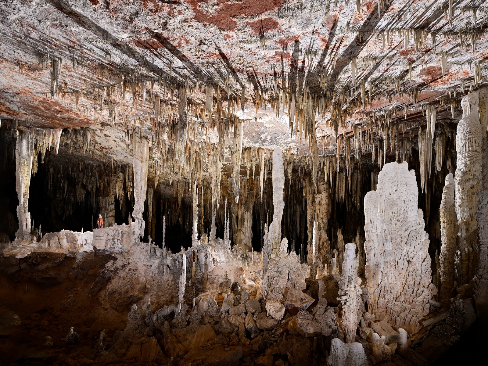 Lapa Terra Ronca (Terra Ronca, Goias) - Grande salle  avec colonnes blanches
